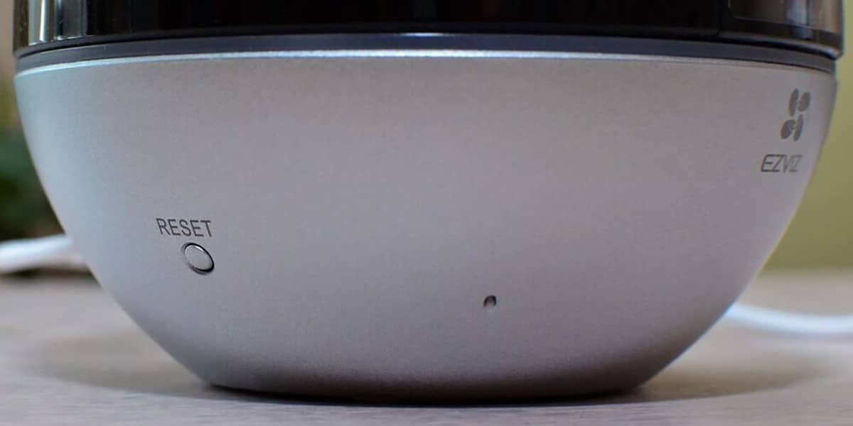 EZVIZ C6W, кнопка сброса и микрофон