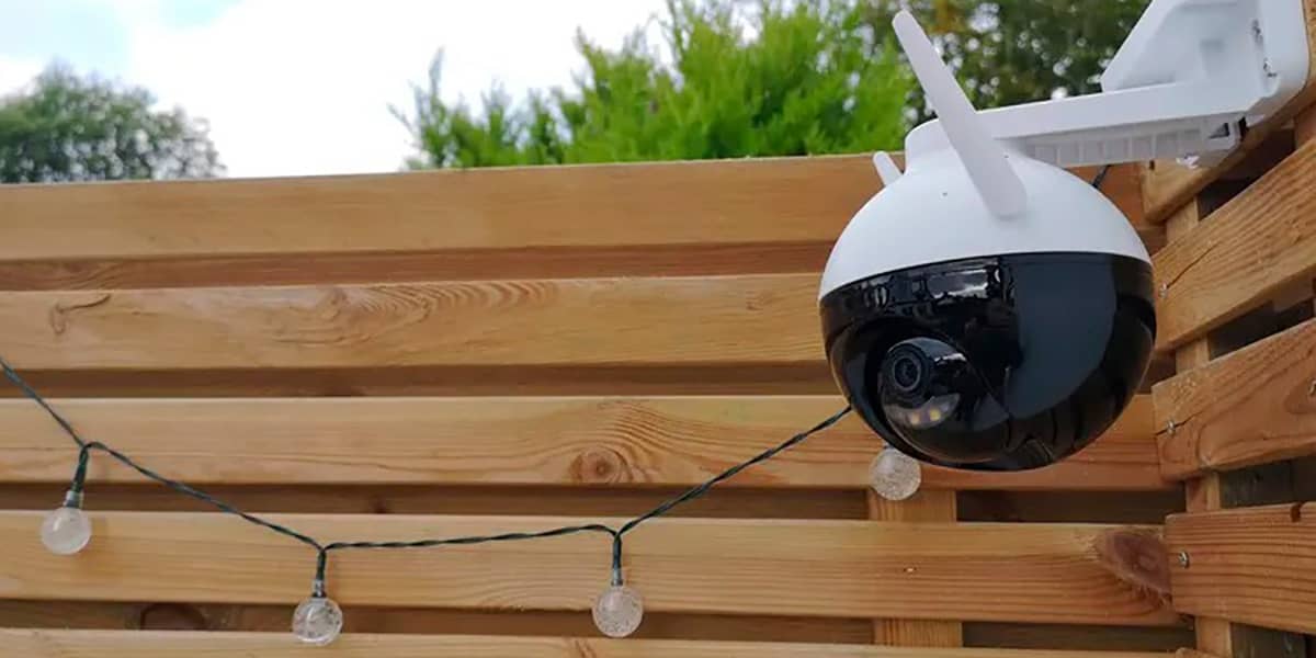 EZVIZ C8C, установлена на деревянном заборе, вид сбоку