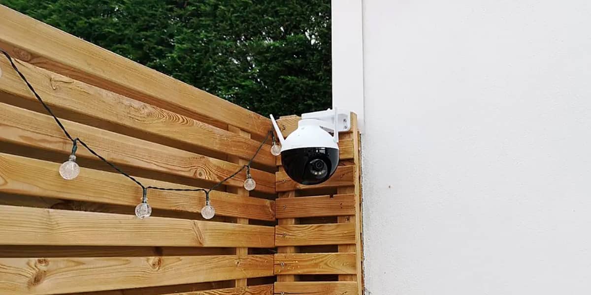 EZVIZ C8C, установлена на деревянном заборе, вид издалека