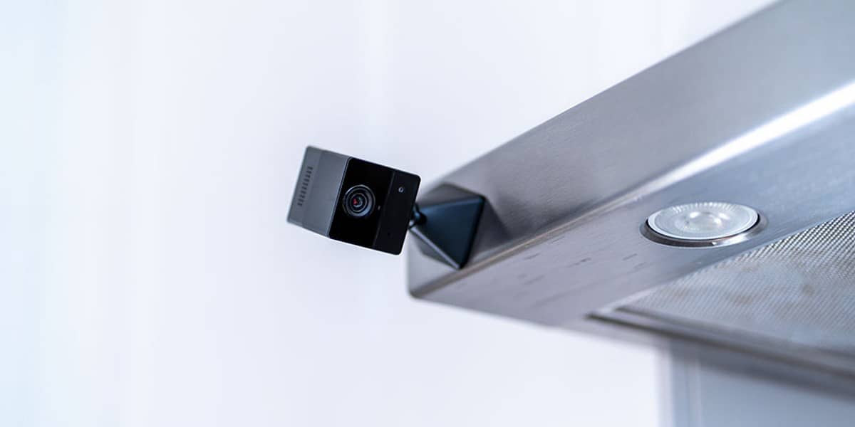 EZVIZ BC2, установлена на металлической поверхности