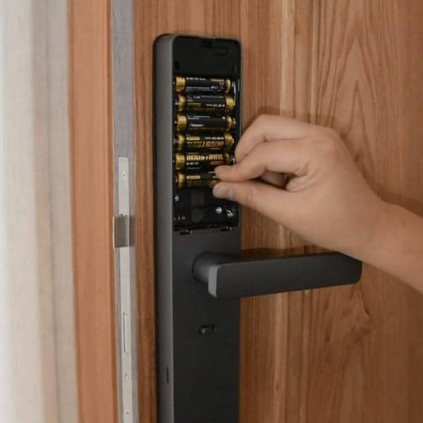 EZVIZ DL05, установка батареек