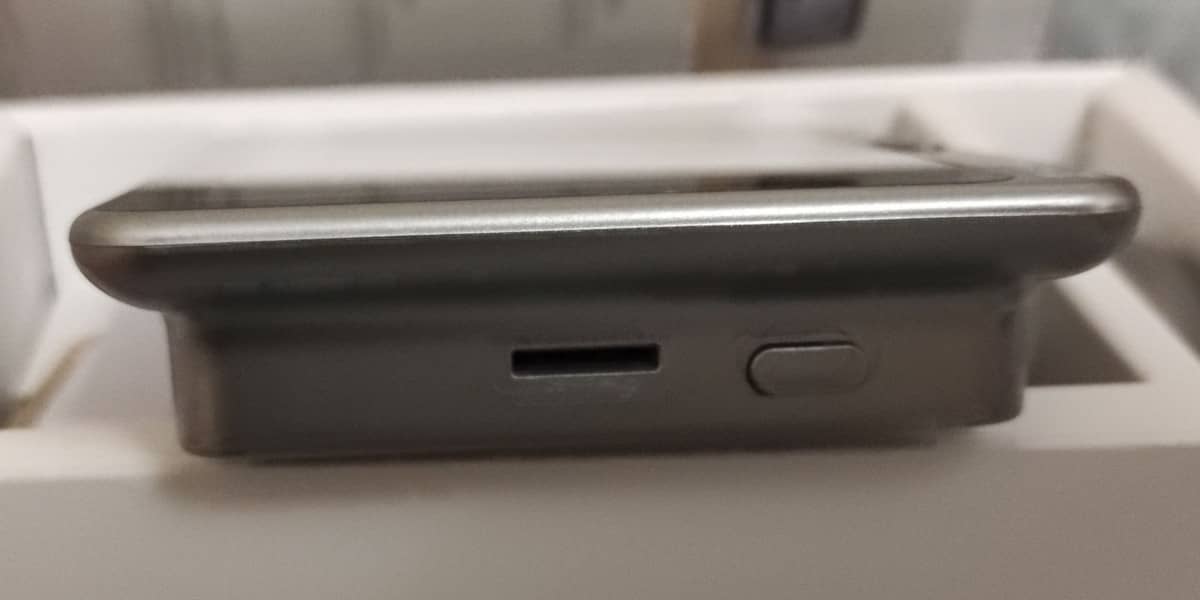 EZVIZ DP2C, кнопка питания и слот для карты памяти