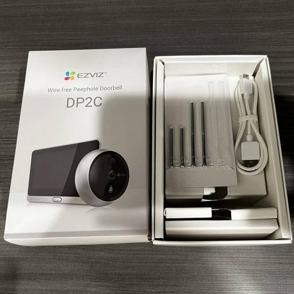 EZVIZ DP2C, набор винтов и провод в коробке