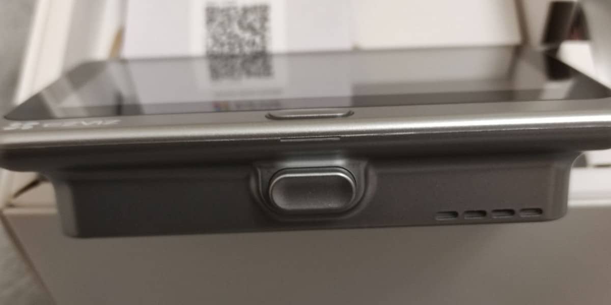EZVIZ DP2C, кнопка демонтажа