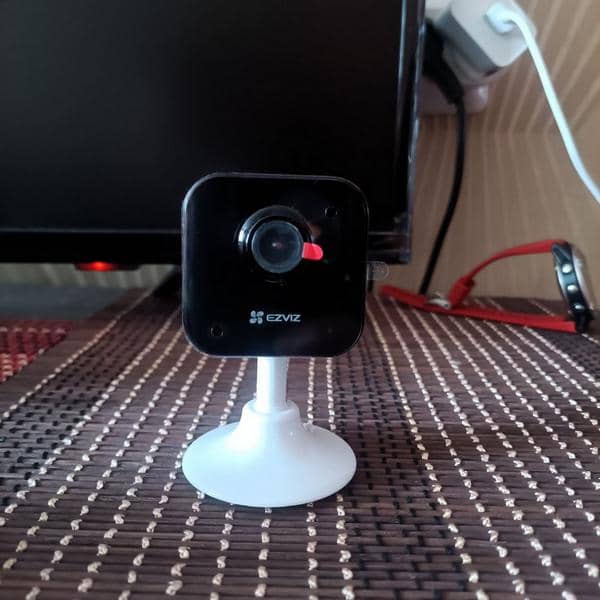 EZVIZ H1c, вид спереди