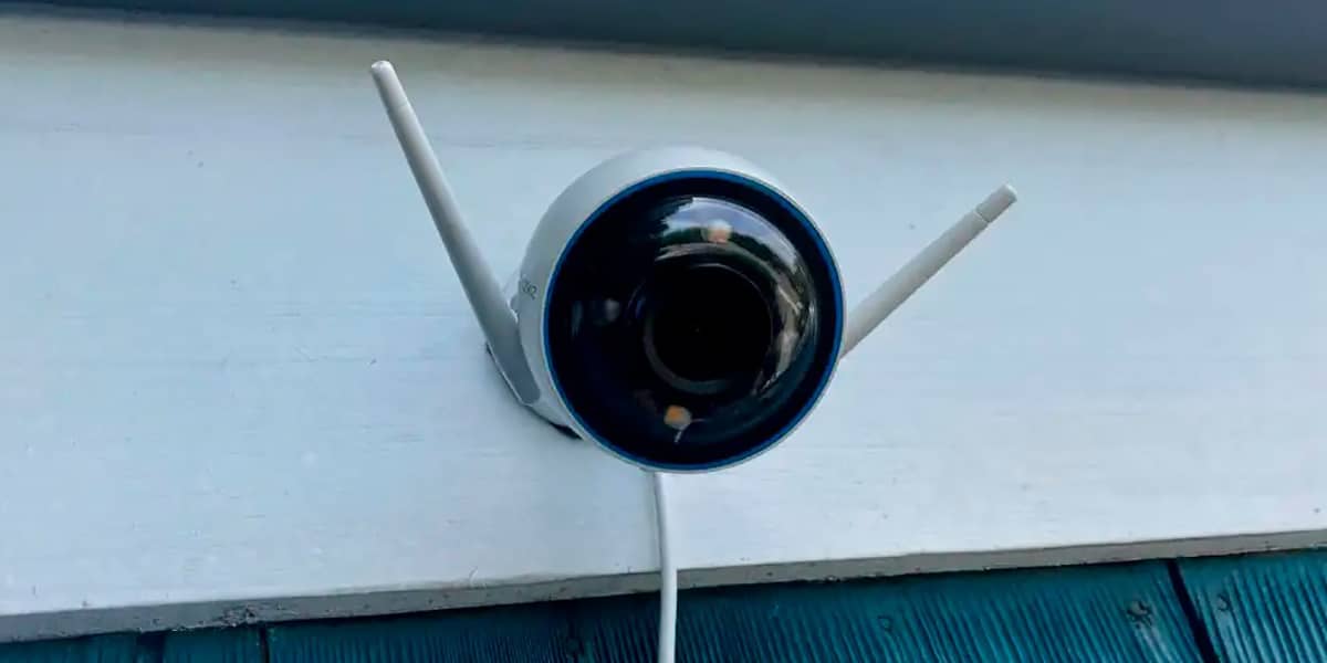 EZVIZ H3 2K, установленная на стене