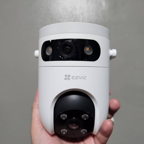 EZVIZ H9c, в руке