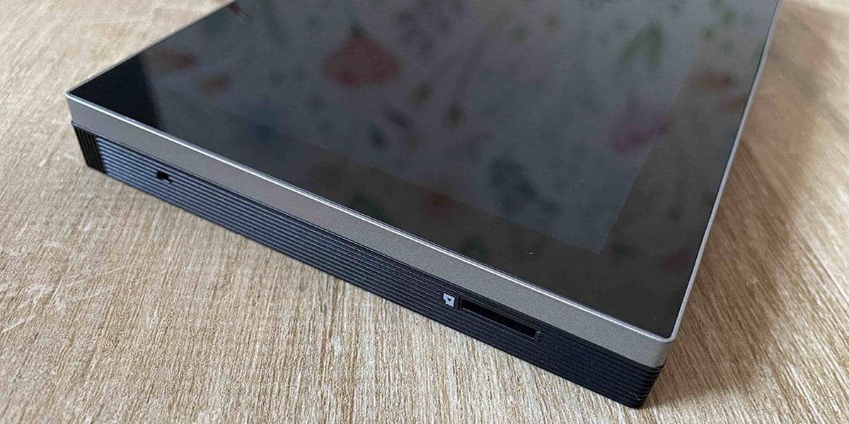 Слот для карты памяти microSD в экране EZVIZ HP7